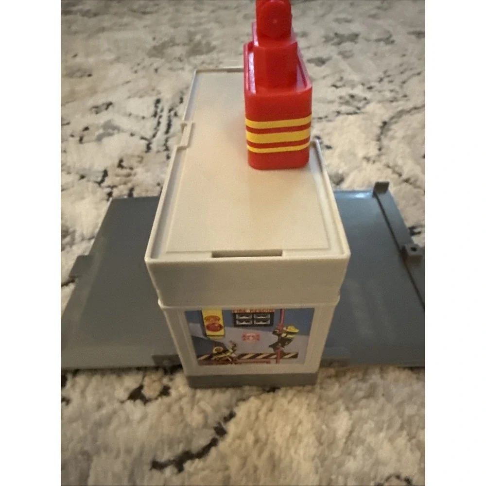 VINTAGE MATCHBOX FIRE DEPARTMENT STATION - Only Pieces Shown 1990